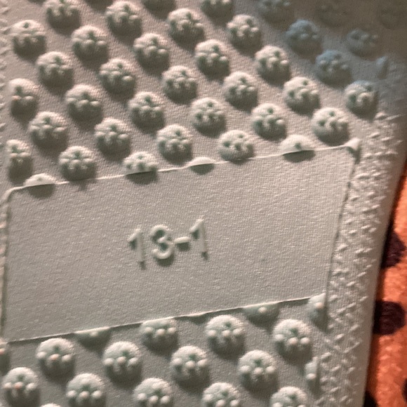 Disney Encanto plush slippers - Picture 12 of 12